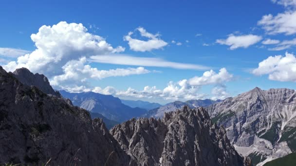 4k ile akan bulutlar dağlar zaman atlamalı. — Stok video