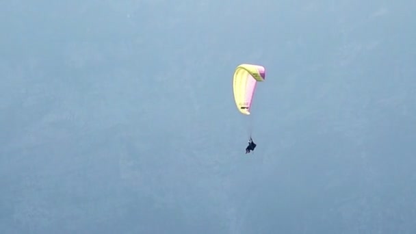 Skydiver ou parapente sobre montanhas — Vídeo de Stock