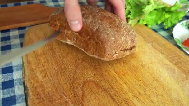Человек делает вкусный сэндвич — стоковое видео