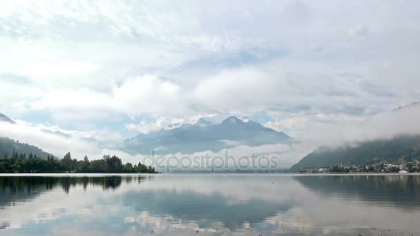 Lago tranquilo entre los Alpes Mountais — Vídeo de stock