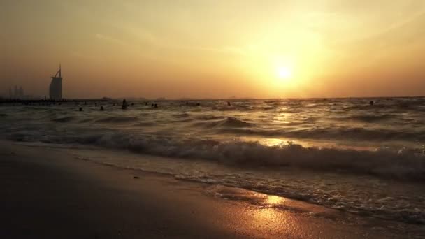 4k tropischer Sonnenuntergang, der sich in Meereswellen spiegelt. — Stockvideo