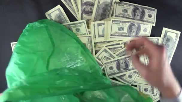 Чоловік покласти готівку на пакет . — стокове відео
