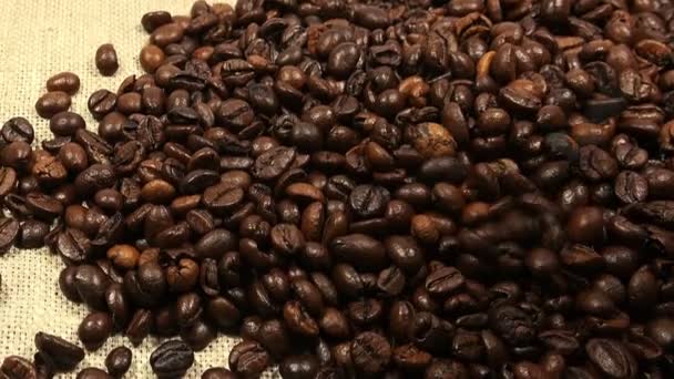 Жареный кофе в зернах — стоковое видео