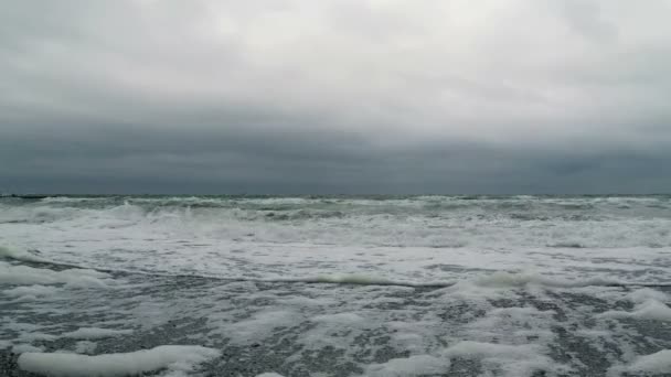 Vista sobre las olas del mar tormentoso . — Vídeos de Stock