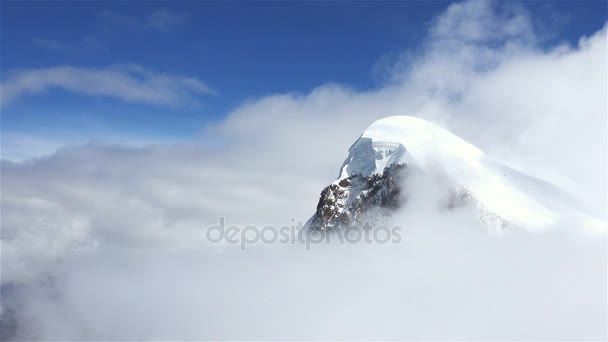 Vrchol hory v husté mraky — Stock video