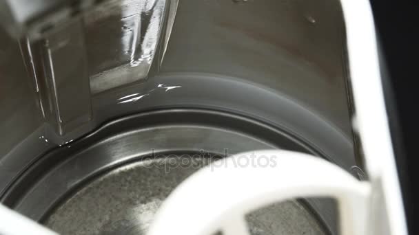 Vista de close-up de derramamento de água em chaleira elétrica — Vídeo de Stock