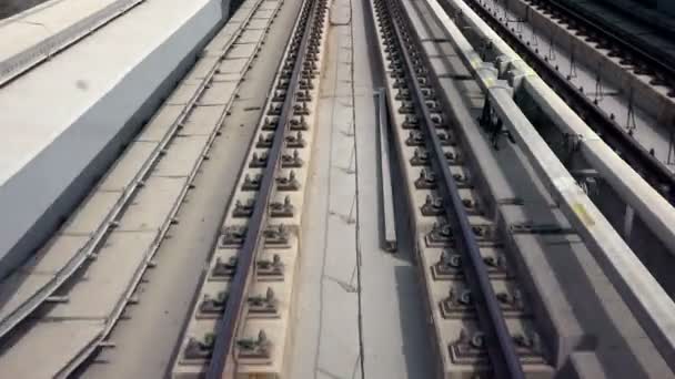 Close-up View over spoorweg met beweging. — Stockvideo