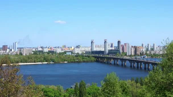 Ribera izquierda de Kiev y puente de carretera — Vídeo de stock