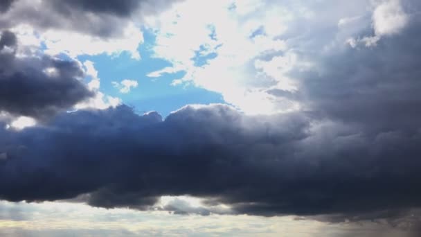 Nuvens de chuva correndo sobre o céu azul . — Vídeo de Stock