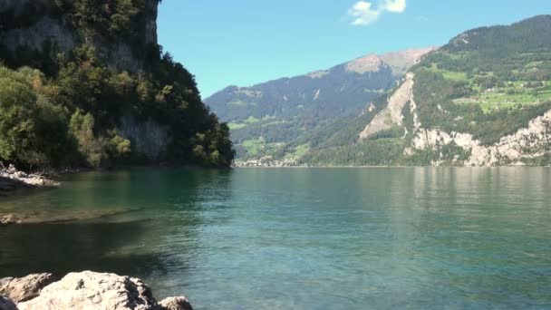 Lago entre montañas con agua cristalina — Vídeo de stock