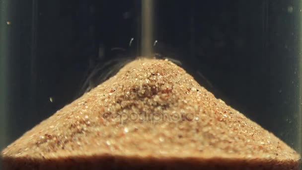 Sabbia che scorre attraverso una clessidra . — Video Stock