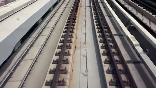 Vista de cerca del ferrocarril con movimiento . — Vídeo de stock