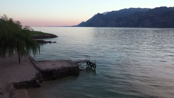 Pôr do sol no lago Garda entre Mountais — Vídeo de Stock