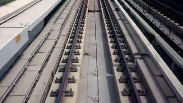 Γκρο πλαν θέα στο σιδηρόδρομο με κίνηση. — Αρχείο Βίντεο