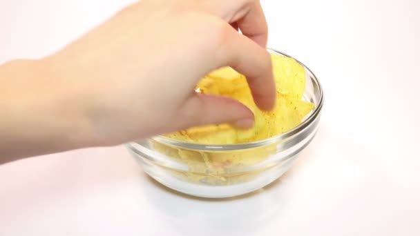 Mujer comiendo papas fritas — Vídeos de Stock