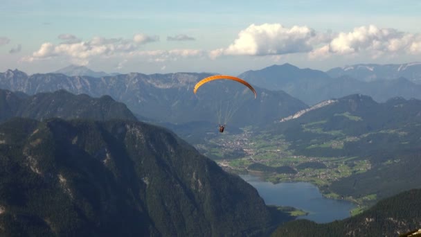 Fallskärmshoppare eller Paraglider över österrikiska Alperna berg — Stockvideo
