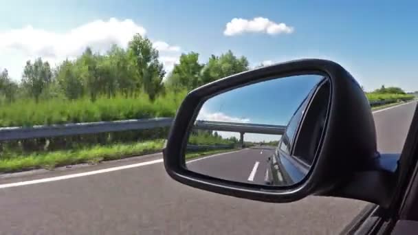 Camino reflejado en un espejo lateral del coche . — Vídeo de stock