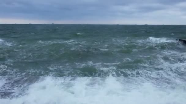 Fırtınalı denizde dalgalar — Stok video