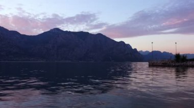 Günbatımı Garda Gölü Mountais arasında