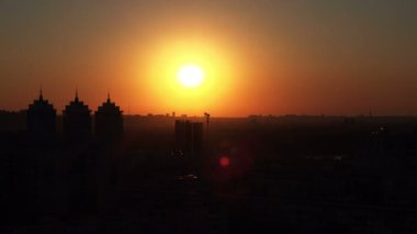 Şehrin altında güzel gün batımı.