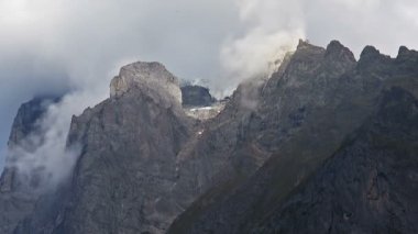 Bulutlar dağ tepe görünümünü yakın çekim