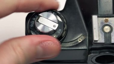 Fotoğrafçı Film şeridi geri sarar.