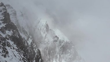 Alpen dağ tepe İsviçre havadan görünümü.