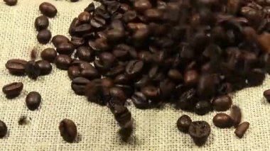Düşen kavrulmuş kahve çekirdekleri görünümünü yakın çekim 
