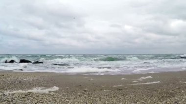 Kumsalda fırtınalı deniz dalgaları. 