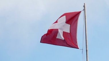 İsviçre ulusal bayrak rüzgarda sallayarak