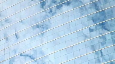 Bulutlar refelected modern ofis binası içinde.