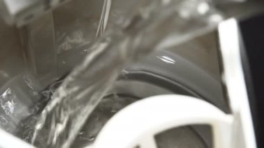 Elektrikli su ısıtıcısı su dökme. 