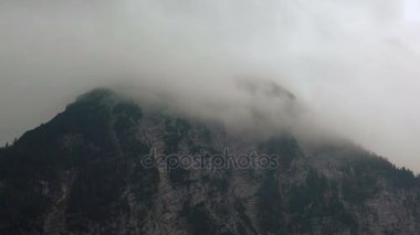 Bulutlar ya da dağın tepesinde siste akan.