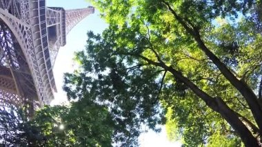 Eyfel Kulesi manzarasına ağır çekim 