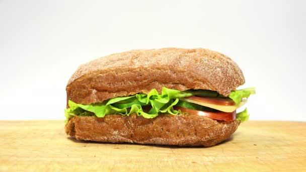 Heerlijke Sandwich van roggebrood met tomaten — Stockvideo