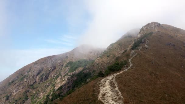 Timelapse du brouillard qui coule dans les montagnes . — Video