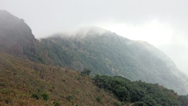 Nebbia che scorre nelle montagne . — Video Stock