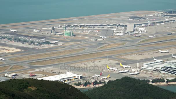 Aviones despega desde el aeropuerto . — Vídeos de Stock