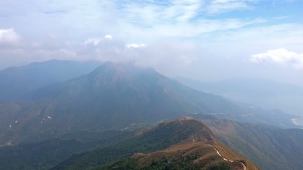 Timelapse av flyter molnen i bergen — Stockvideo