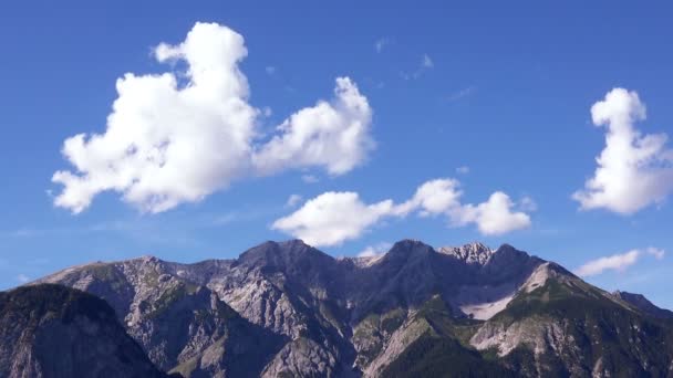 Time-lapse van bergen van de Alpen in zonnige dag — Stockvideo