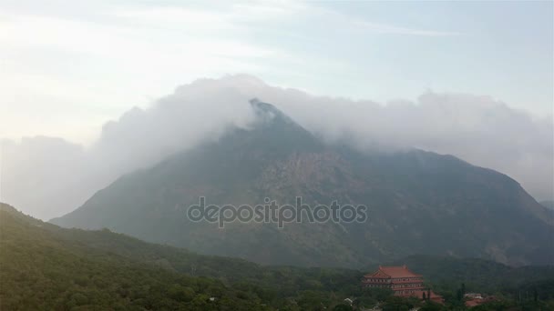 4k Zeitraffer fließender Wolken in den Bergen. — Stockvideo