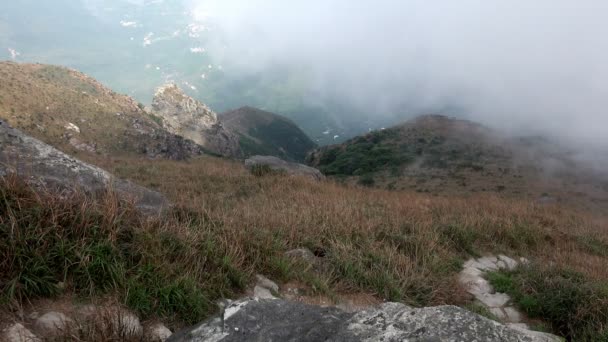 Niebla que fluye en las montañas . — Vídeos de Stock