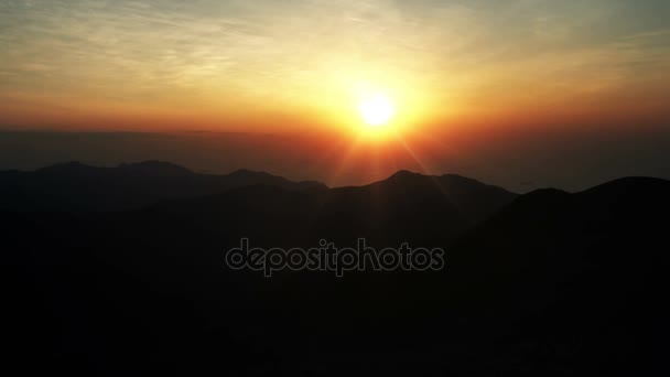 Puesta de sol 4K en las montañas . — Vídeos de Stock