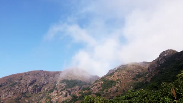 Тімелапс потокового туману в горах . — стокове відео