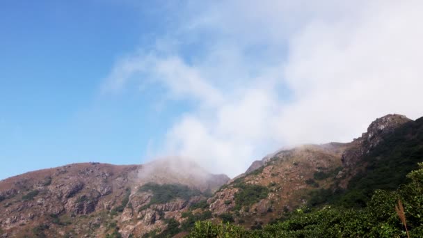 Timelapse van stroomt mist in Bergen. — Stockvideo