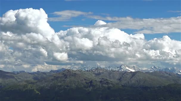 Bergen Time Lapse met vloeiende wolken. — Stockvideo