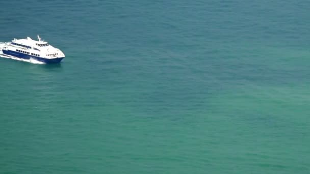 Biały łodzi pływających do błękitnego morza — Wideo stockowe