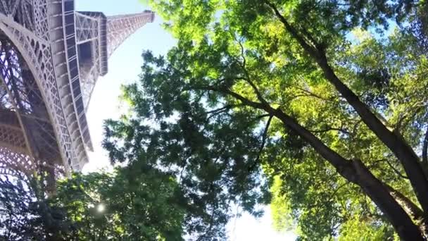 Повільний рух вид на Ейфелеву вежу — стокове відео