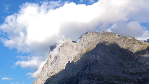 Bulutlar dağ tepe görünümünü yakın çekim — Stok video