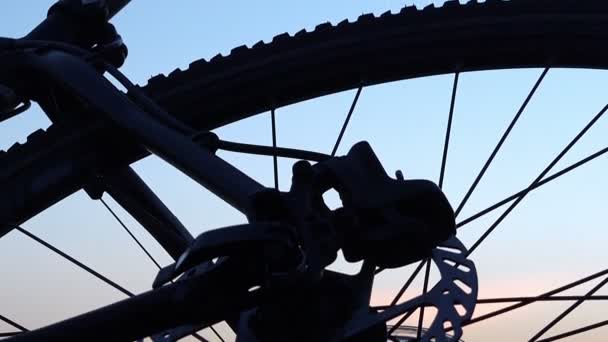 Modernes Fahrrad am Abend des Sonnenuntergangs — Stockvideo